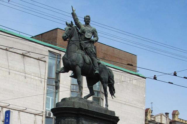 Киевляне требуют демонтировать памятник Щорсу