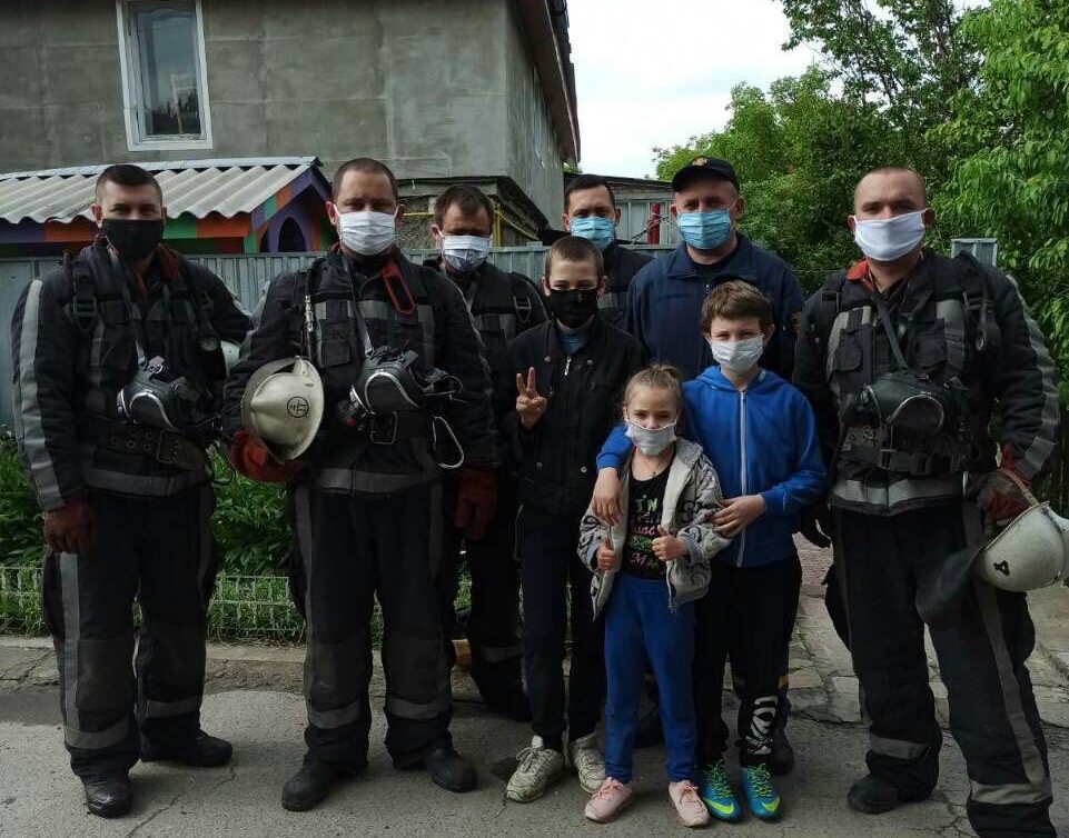 Под Киевом из горящего дома спасли троих детей