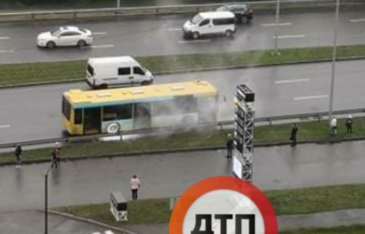 Посреди дороги в Киеве загорелся автобус