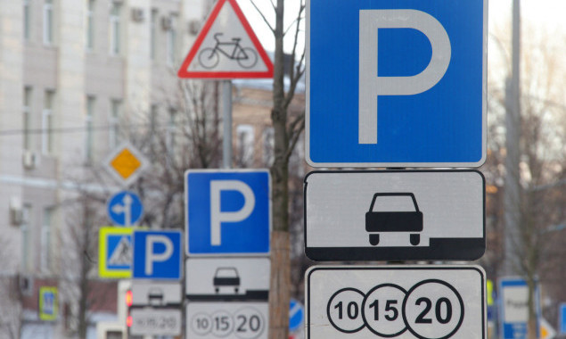 Киевских водителей массово штрафуют за неправильную парковку