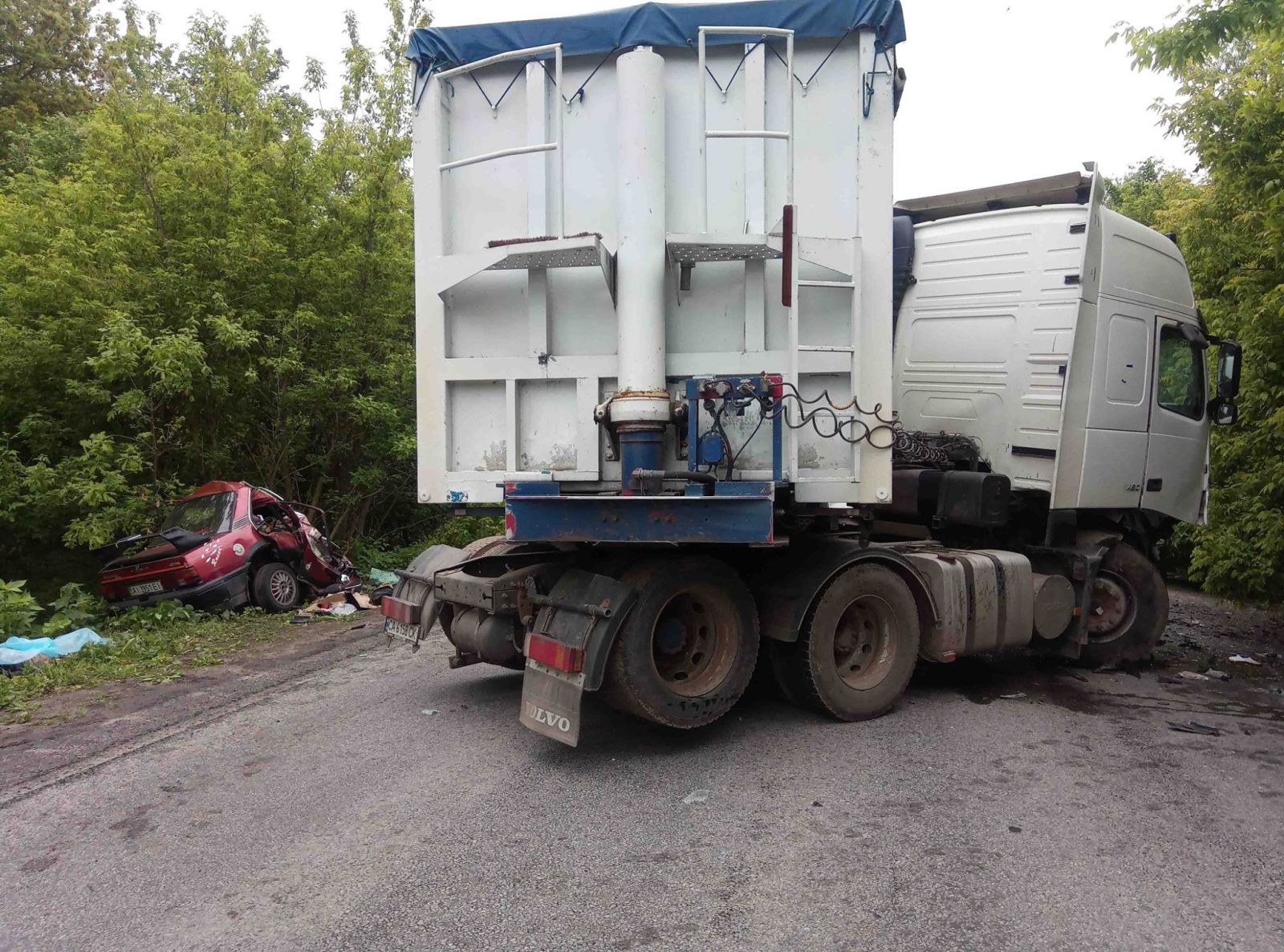 Под Киевом авария, машины разбросало по дороге