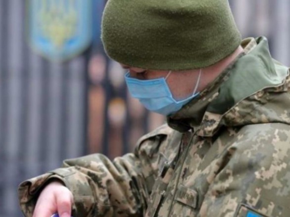 В Киеве COVID-19 массово болеют военные