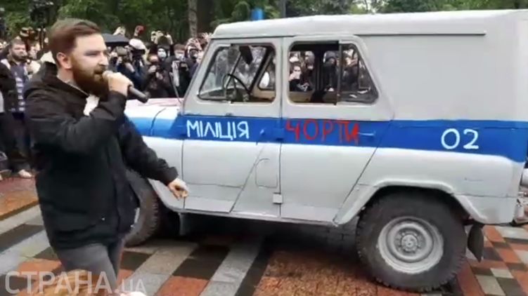 В Киеве протестующие сожгли автомобиль (видео)