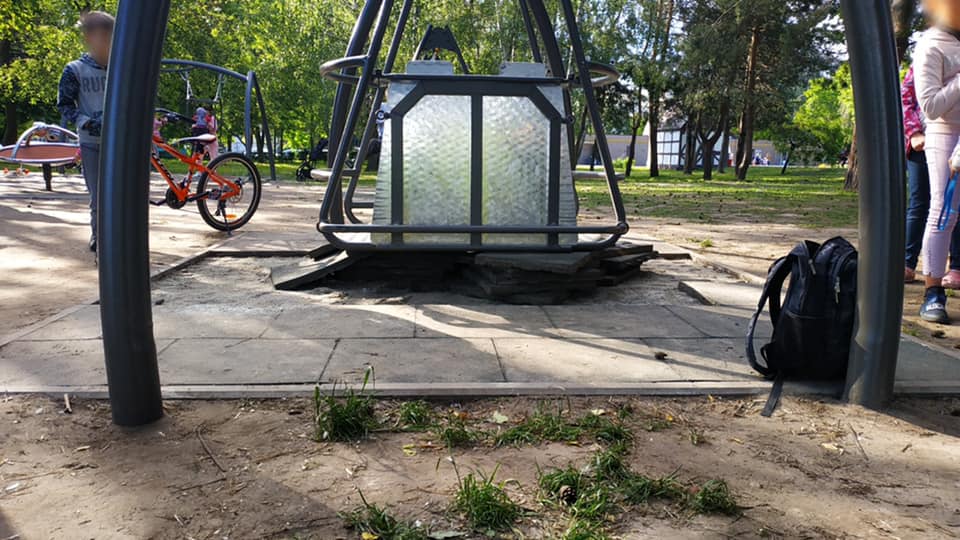 В парке Броваров – ЧП, девочка покалечилась на качелях