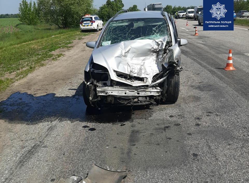 Под Киевом отлетевшее колесо грузовика разбило Opel