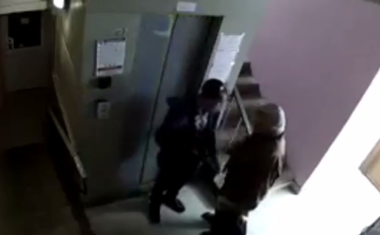 На Печерске грабитель в подъезде напал на пенсионера (видео)