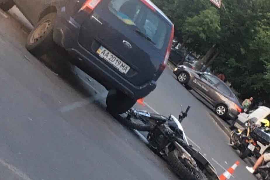 В Киеве легковушка снесла мотоциклиста