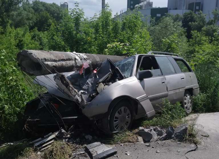 В Фастове машину смял упавший столб