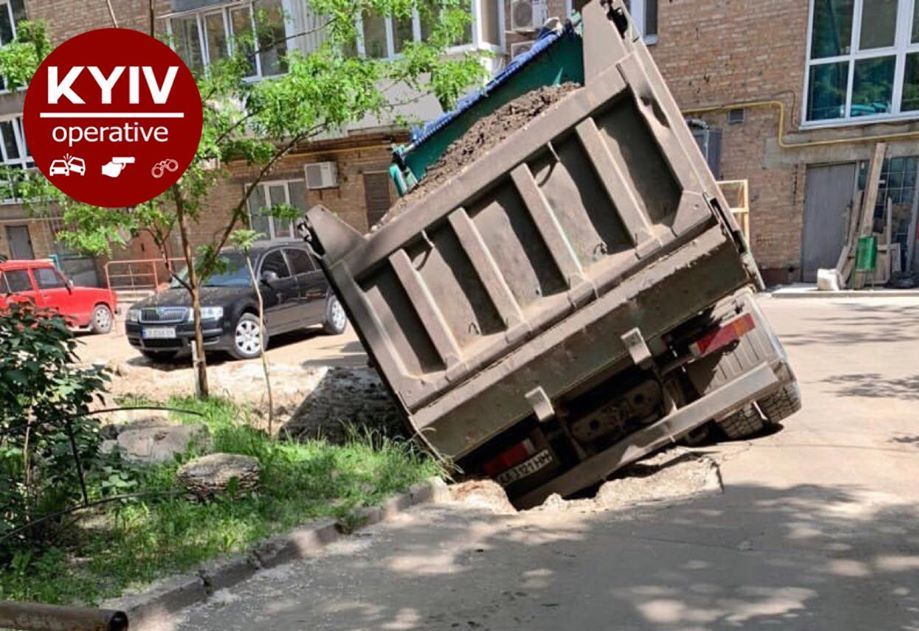 Во дворе на Печерске застрял грузовик