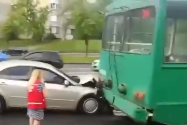 В Киеве легковушка протаранила троллейбус (видео)