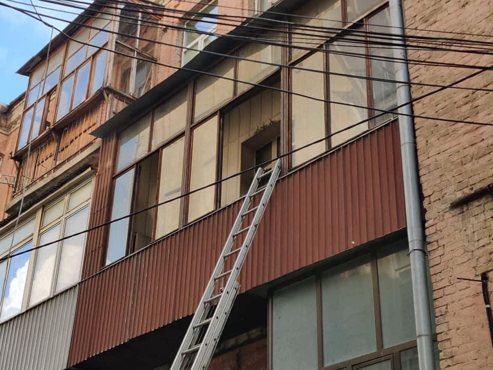 Во время пожара человек прыгнул с балкона (видео)