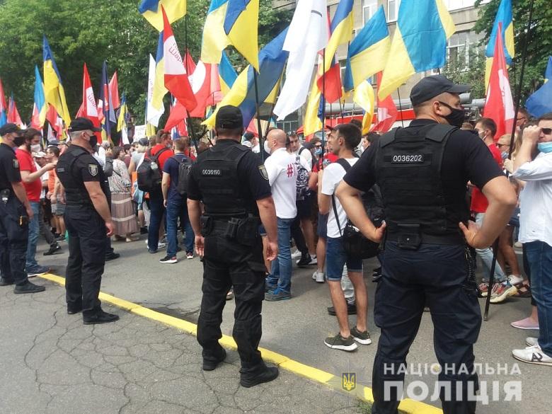 В центре Киева атаковали митингующих