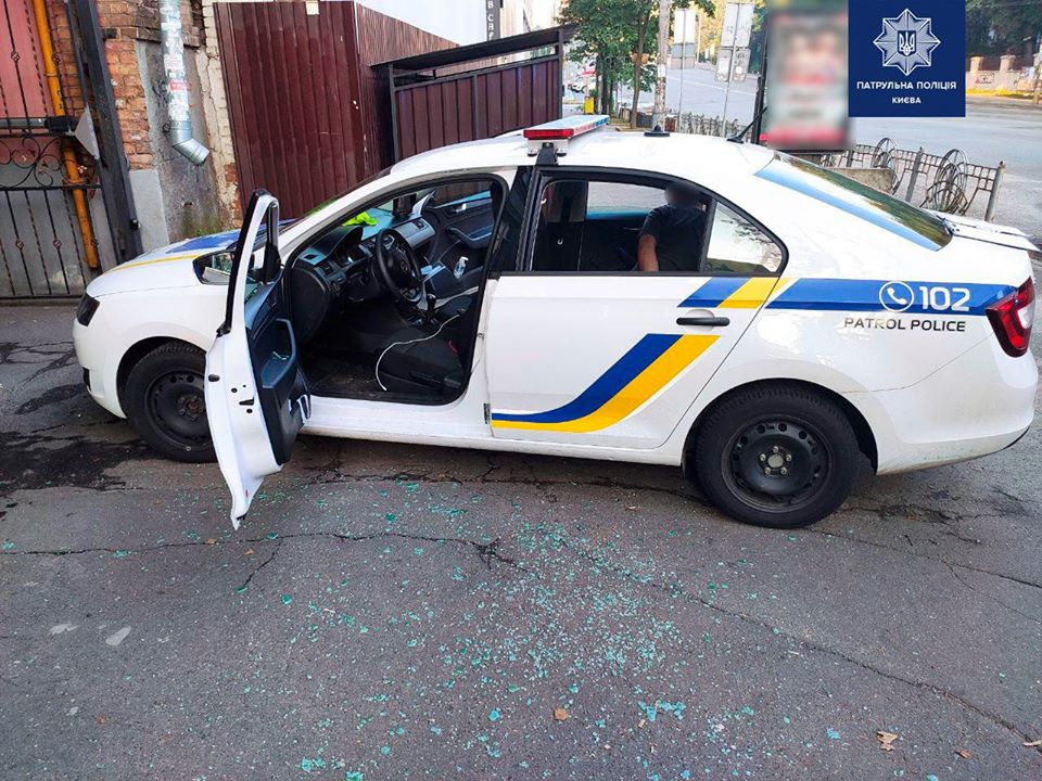 Пьяный киевлянин повредил полицейское авто