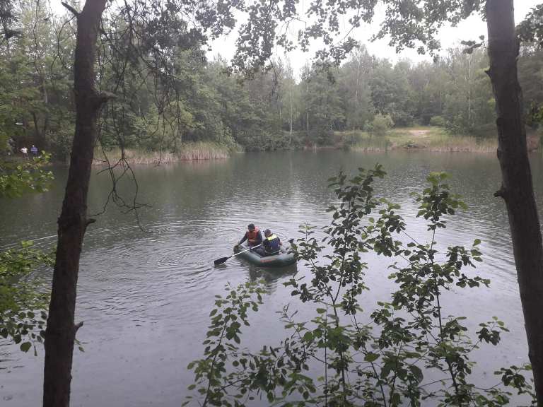 В озере на Киевщине вторые сутки ищут утопленницу