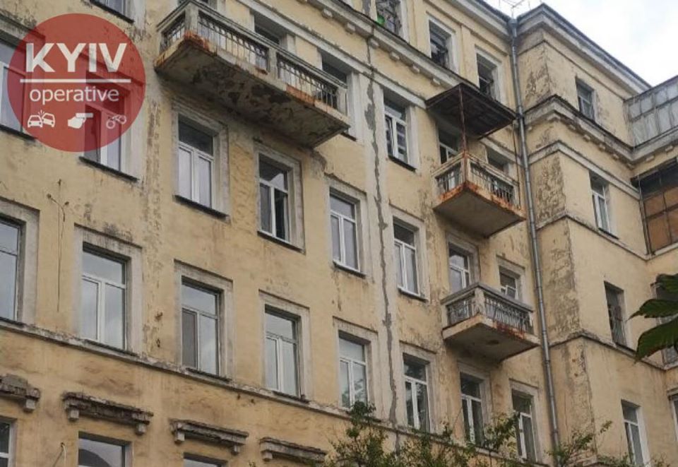 В центре Киева женщина выбросилась из окна с ребенком