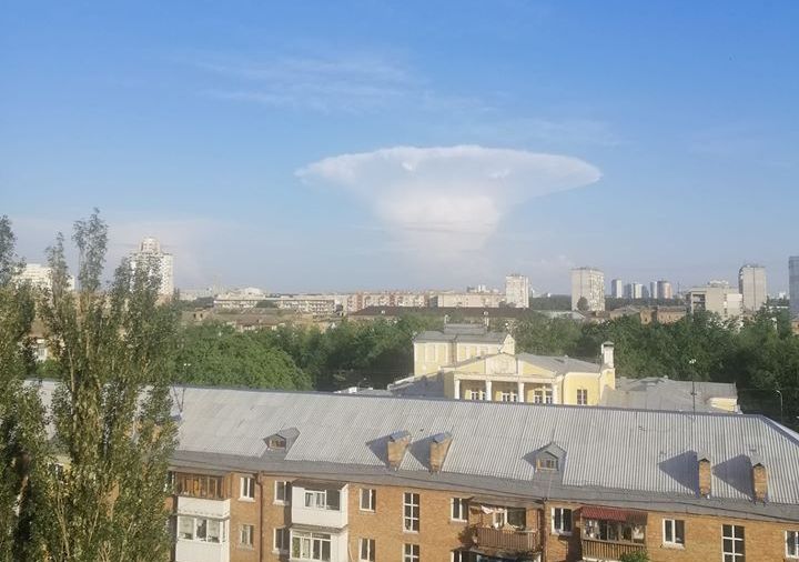 Над Киевом появилось странное облако