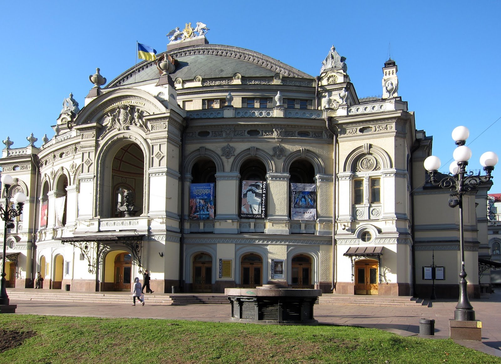 Здание Национальной оперы - в аварийном состоянии