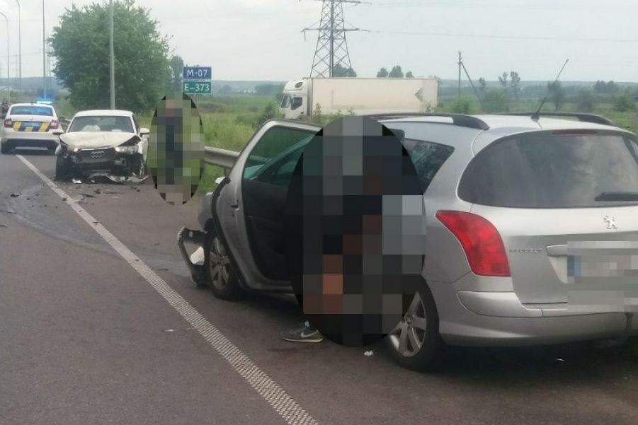 Под Киевом – ДТП, машины разбросало по дороге