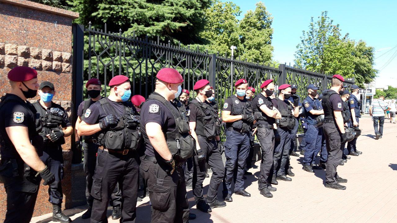 В Киеве к апелляционному суду стянули силовиков
