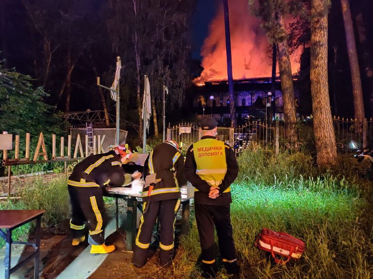 На выезде из Киева загорелся ресторан