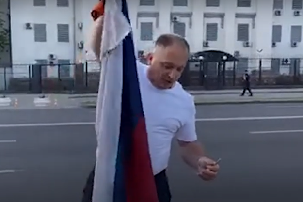 В Киеве сожгли флаг около российского посольства