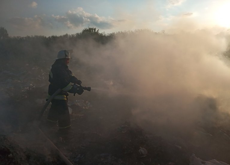 Под Киевом загорелась свалка