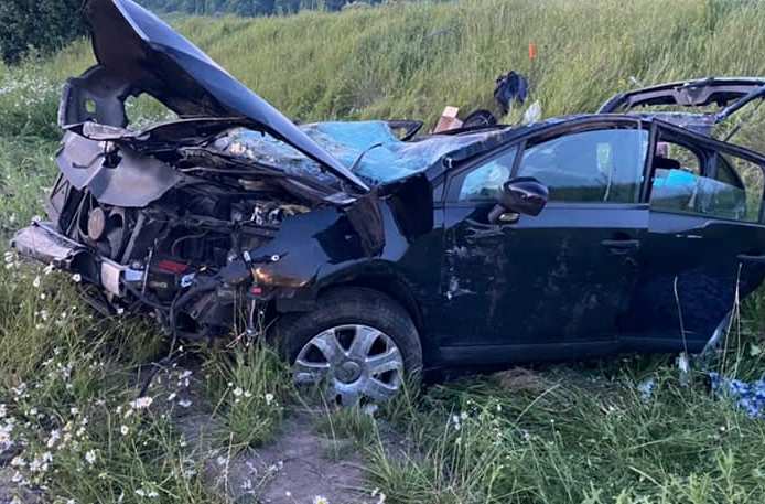 Под Киевом авария, машины разбросало по дороге