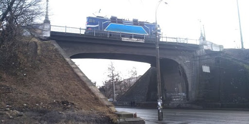 В Киеве человек погиб, бросившись с моста