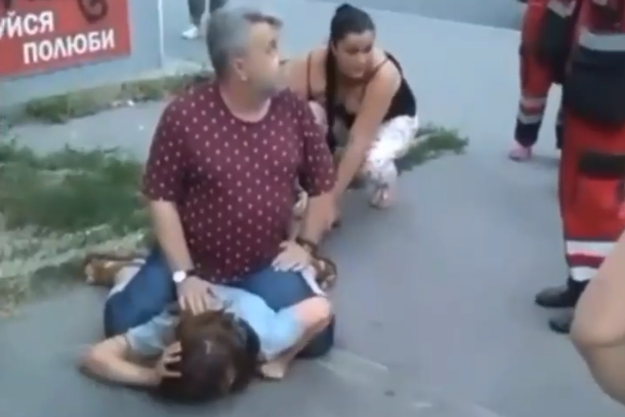 В Киеве неадекватная женщина бросалась на людей (видео)