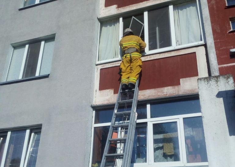 В Славутиче спасателям пришлось лезть через балкон к ребенку