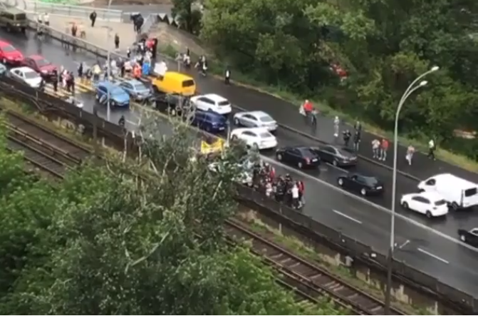 Митингующие перекрыли мост Метро