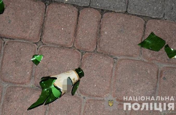 Возле вокзала в Киеве мужчине проткнули грудь бутылкой