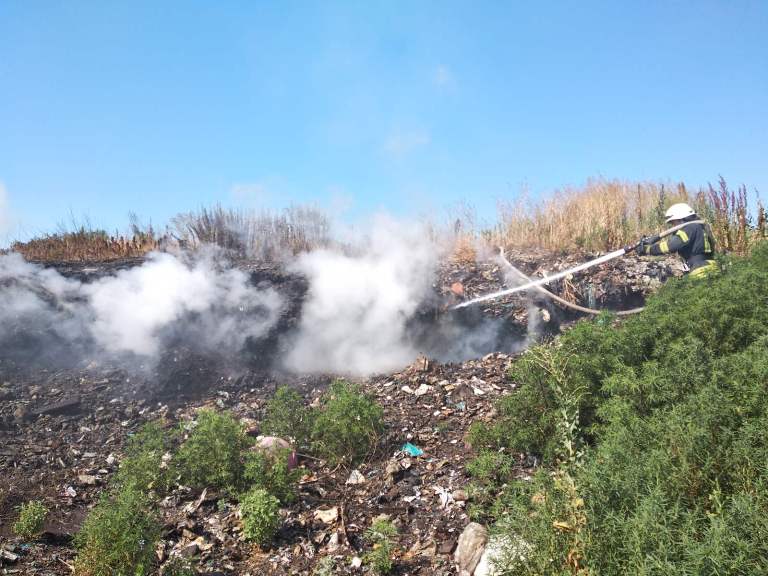 В Триполье загорелась мусорная свалка