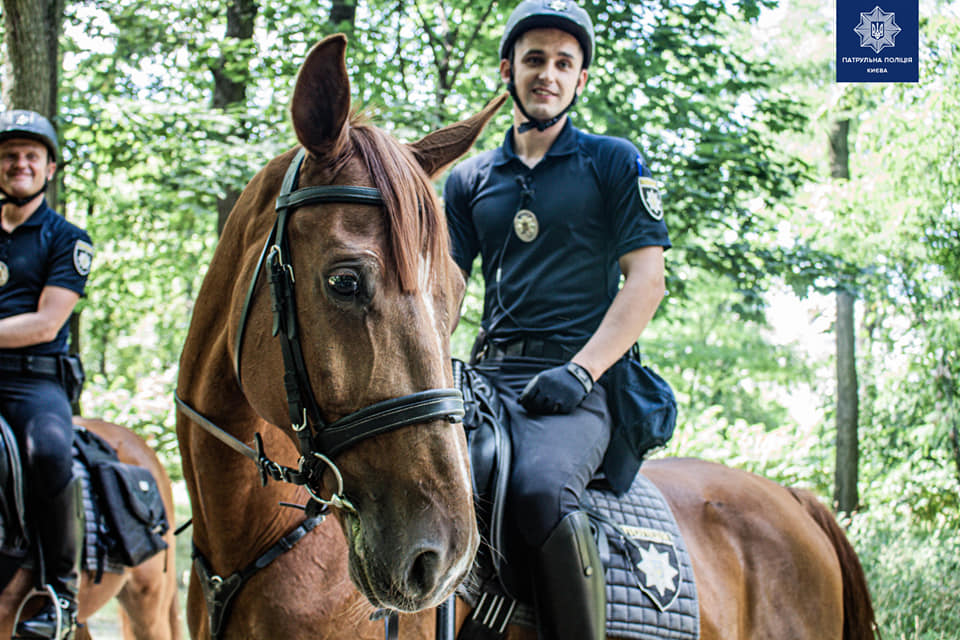 В столичные парки вывели конные патрули