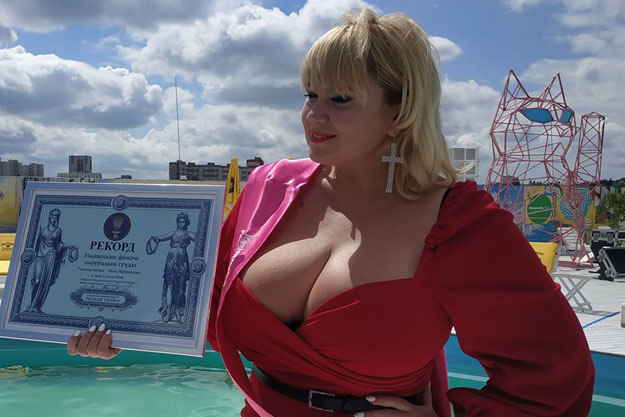 В Киеве определили женщину с самой большой грудью (фото)