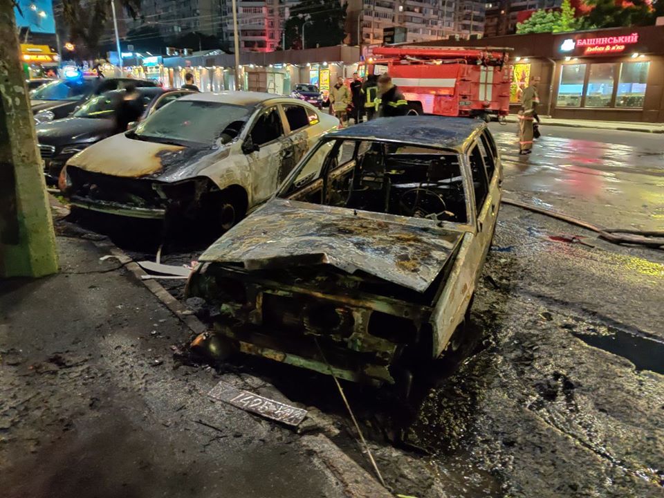 Ночью на Беличах сгорело несколько машин