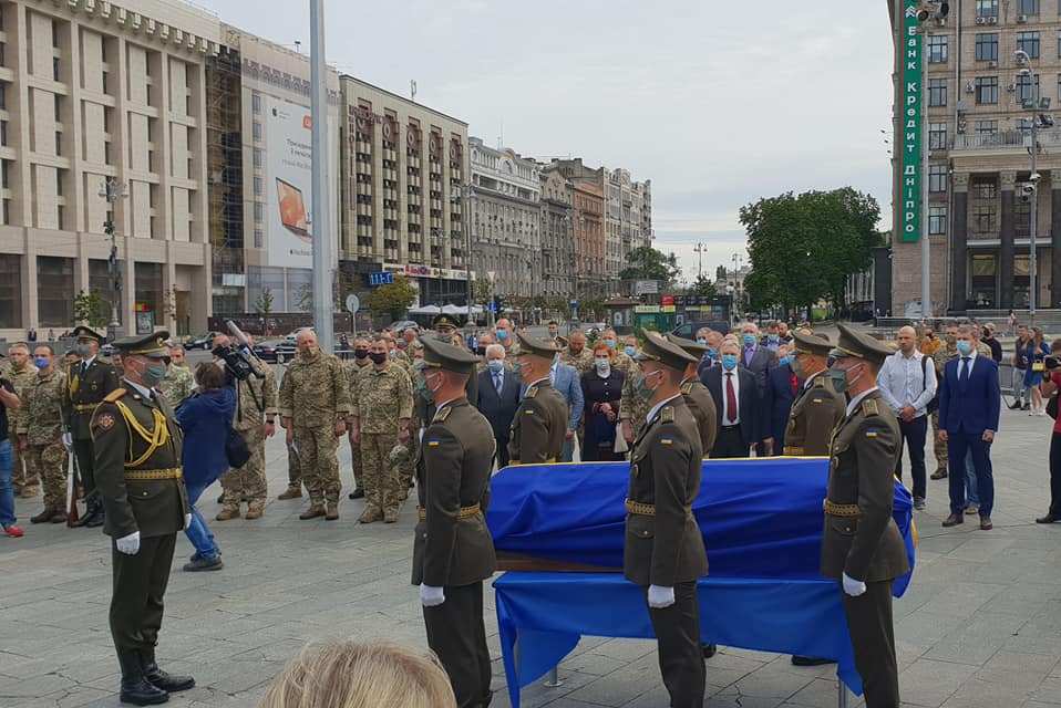 На Майдане в центре Киева попрощались с погибшим бойцом ВСУ