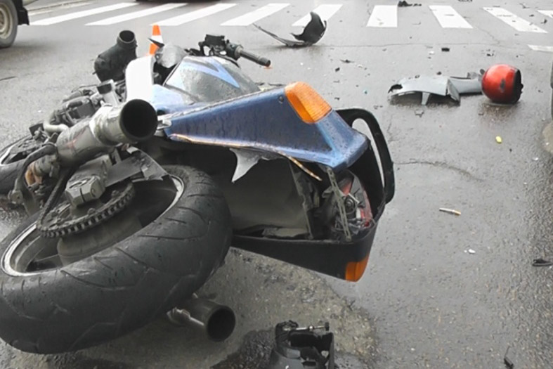 Легковушка сбила мотоциклиста (видео)