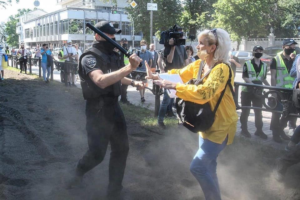 В Киеве протестующие подрались с полицейскими (видео)