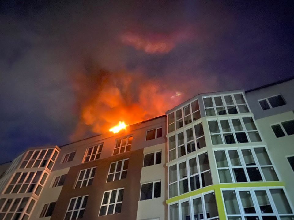 В Киеве загорелась новостройка