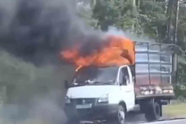 В Оболонском районе сгорел грузовик (видео)