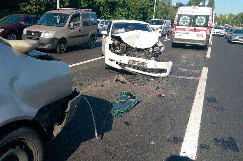 В Киеве авария, машины разбросало по дороге