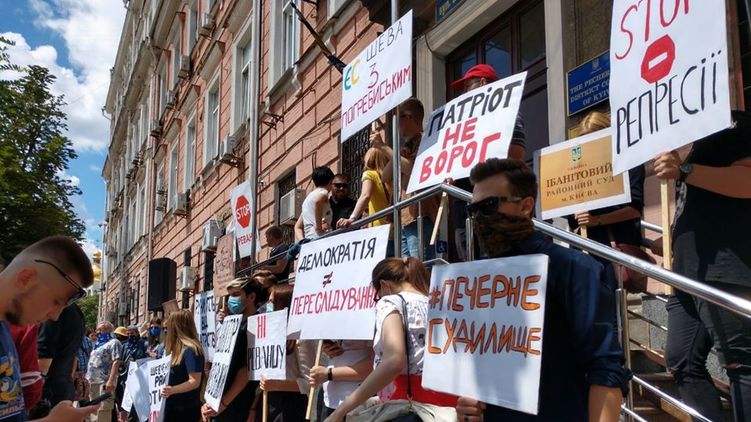 В Киеве – массовая акция у здания суда
