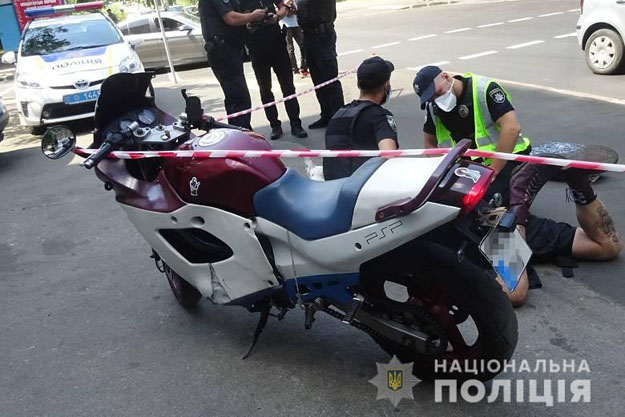 В Киеве приезжий с ножом напал на мотоциклиста