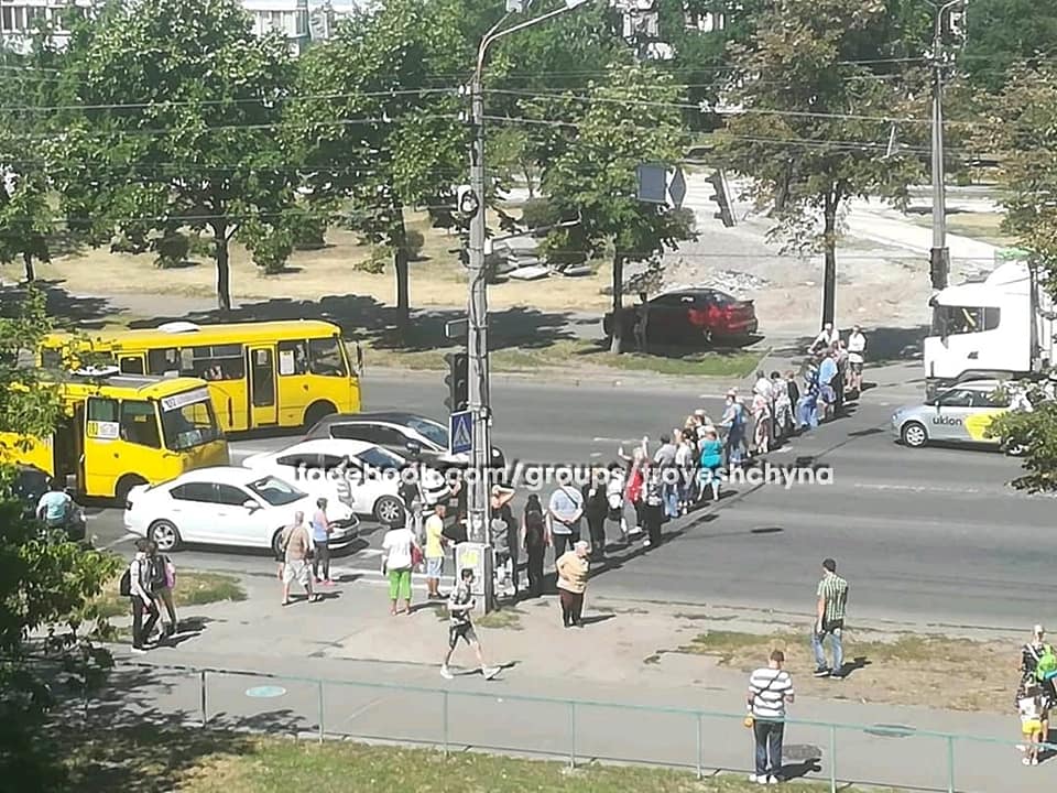 На Троещине протестующие перекрыли улицу