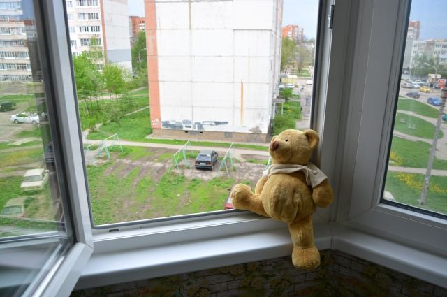 В Киеве ребенок выпал из окна