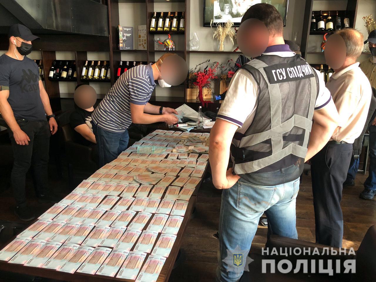 В столице пытались передать взятку в размере миллион гривен
