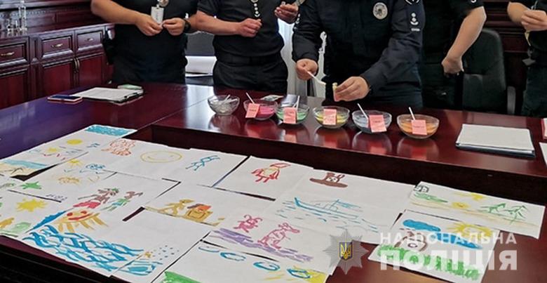 Столичным полицейским раздали краски и пластилин