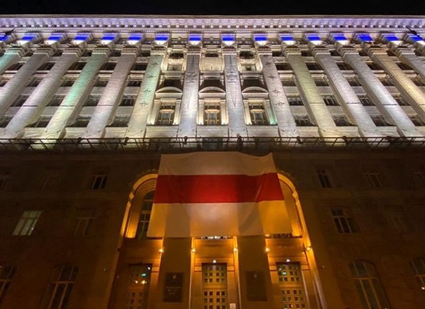 На здании столичной мэрии вывесили белорусский флаг