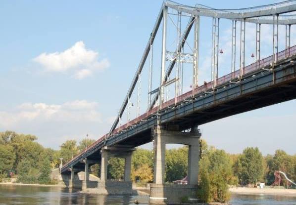 Из Днепра возле Пешеходного моста водолазы вытащили мужчину